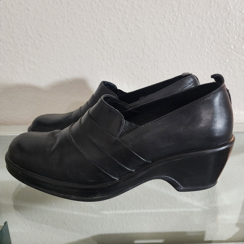 Dansko Pleated Black Leather Clogs. Career Nursing - Picture 5 of 5